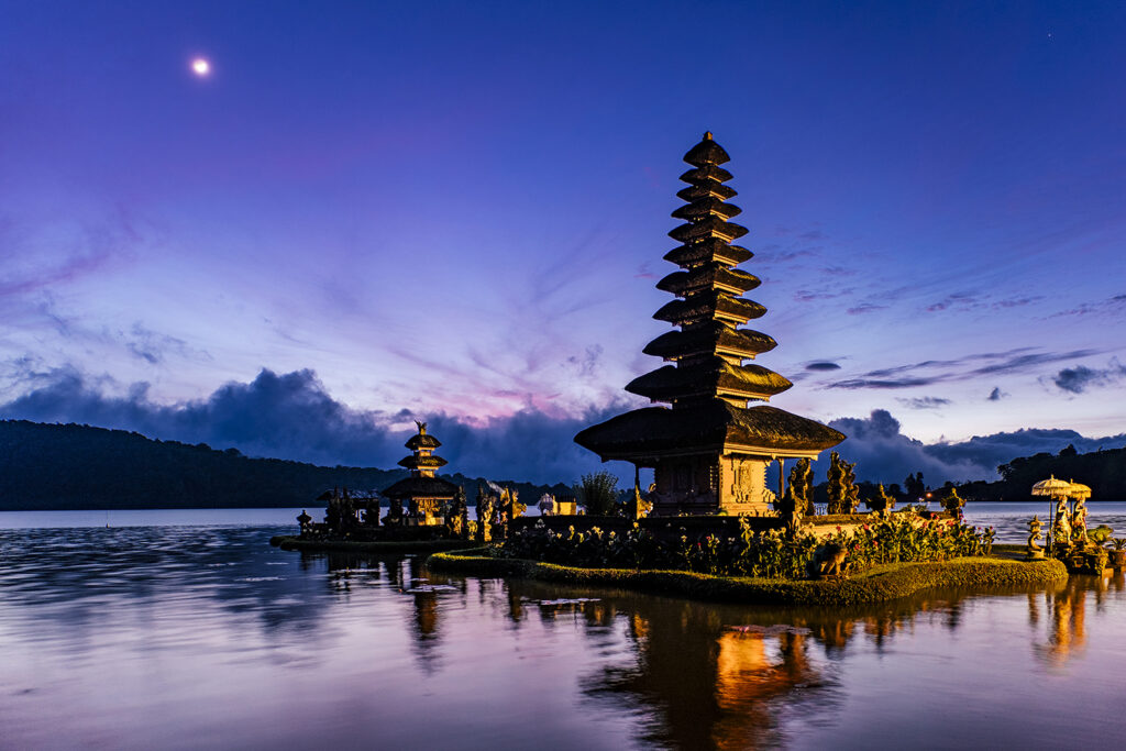 Descubre la Magia de Indonesia, Malasia y Singapur: Un Viaje Inolvidable por el Sudeste Asiático Sumérgete en la cultura, la naturaleza y las maravillas urbanas de estos exóticos destinos. Explora templos ancestrales, relájate en playas paradisíacas y maravíllate con la arquitectura moderna.