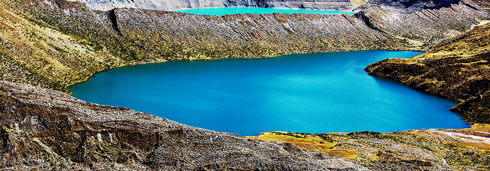 Descubre la Grandeza de los Andes en la Cordillera Huayhuash Sumérgete en un viaje épico con paisajes sobrecogedores y misterios ancestrales. Camina senderos de ensueño que conectan con la esencia de los Andes peruanos. Lagunas reflejando picos nevados y valles susurrando leyendas te esperan.