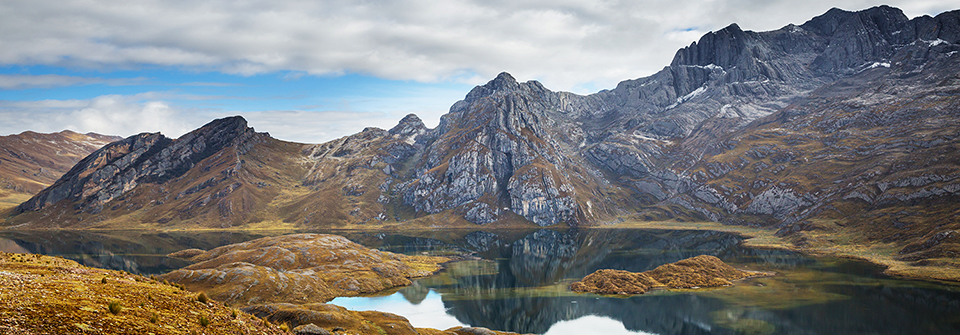 Descubre la Grandeza de los Andes en la Cordillera Huayhuash Sumérgete en un viaje épico con paisajes sobrecogedores y misterios ancestrales. Camina senderos de ensueño que conectan con la esencia de los Andes peruanos. Lagunas reflejando picos nevados y valles susurrando leyendas te esperan.