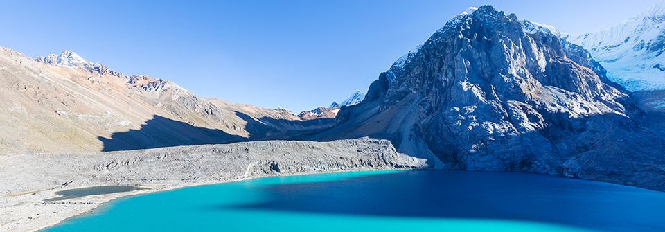 Descubre la Grandeza de los Andes en la Cordillera Huayhuash Sumérgete en un viaje épico con paisajes sobrecogedores y misterios ancestrales. Camina senderos de ensueño que conectan con la esencia de los Andes peruanos. Lagunas reflejando picos nevados y valles susurrando leyendas te esperan.