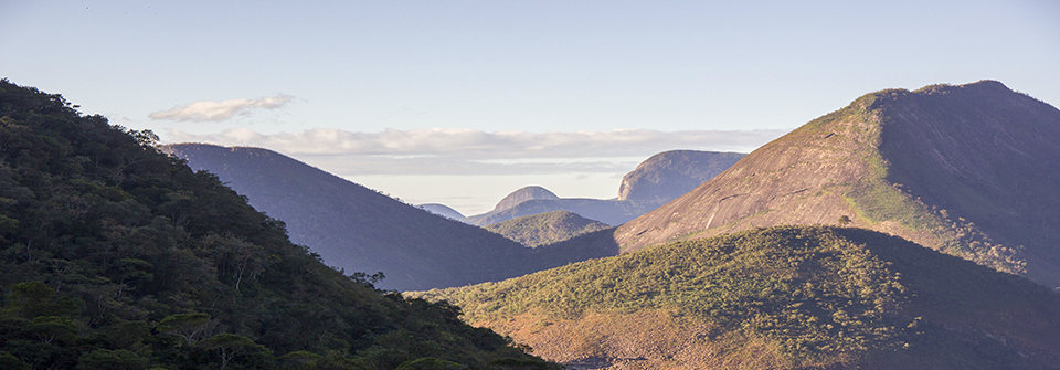 Descubre lo mejor de la Sierra de Órganos mediante un increìble trekking y descansa en las hermosas playas de Arraidal ddo Cabo