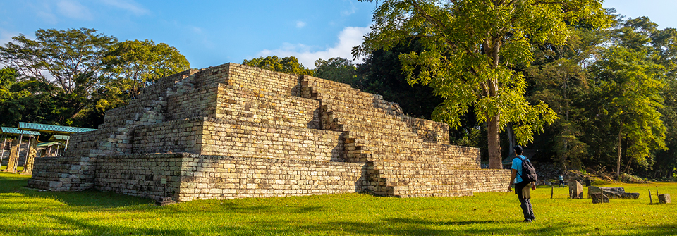 Viaje en grupo a Guatemala, Honduras y El Salvador para visitar Antigua, Volcán de Fuego Acatenango, Lago Atitlán, Ruinas de Copán, Volcán Santa Ana. Salimos de Argentina y Uruguay.