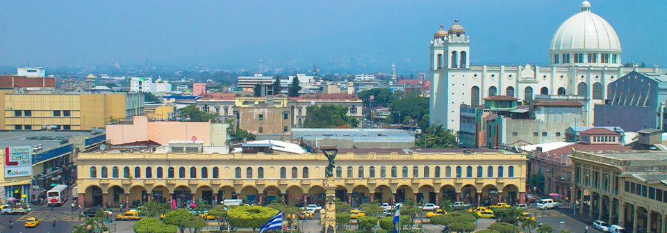 Viaje en grupo a Guatemala, Honduras y El Salvador para visitar Antigua, Volcán de Fuego Acatenango, Lago Atitlán, Ruinas de Copán, Volcán Santa Ana. Salimos de Argentina y Uruguay.