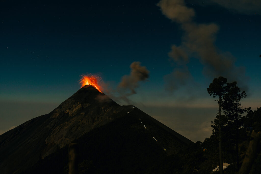 Viaje en grupo a Guatemala, Honduras y El Salvador para visitar Antigua, Volcán de Fuego Acatenango, Lago Atitlán, Ruinas de Copán, Volcán Santa Ana. Salimos de Argentina y Uruguay