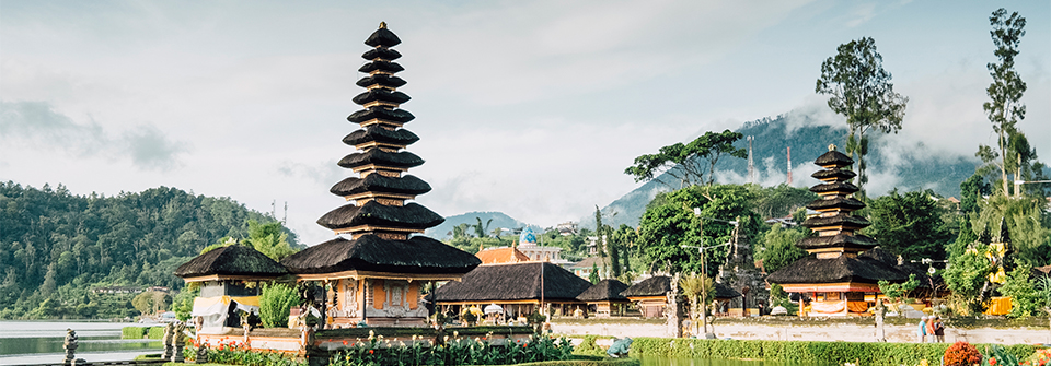 Descubre la Magia de Indonesia, Malasia y Singapur: Un Viaje Inolvidable por el Sudeste Asiático Sumérgete en la cultura, la naturaleza y las maravillas urbanas de estos exóticos destinos. Explora templos ancestrales, relájate en playas paradisíacas y maravíllate con la arquitectura moderna.